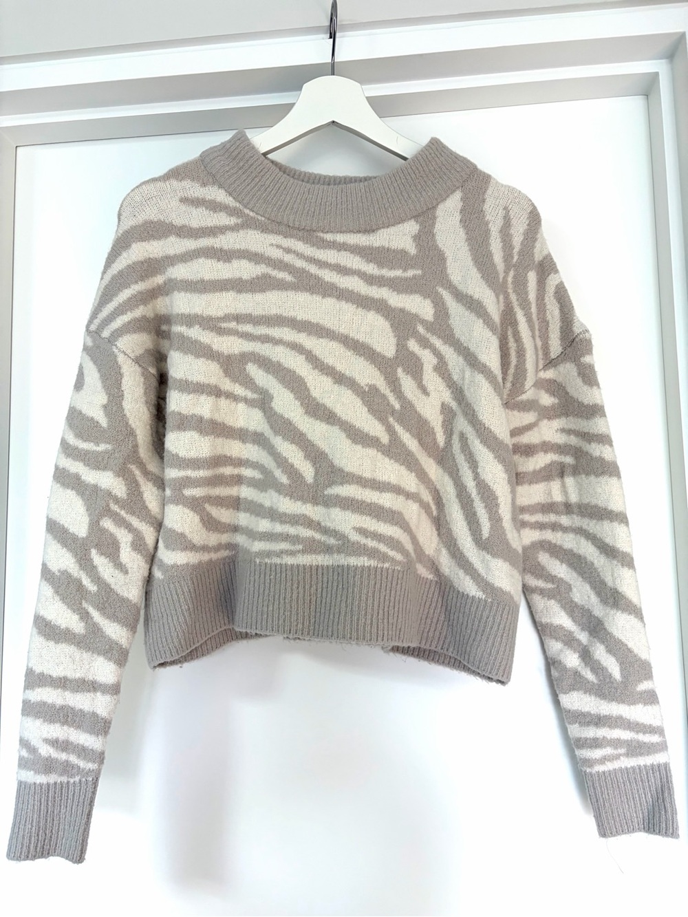 Ardene Zebra-Print Cropped Crewneck Sweater in Cream & Grey